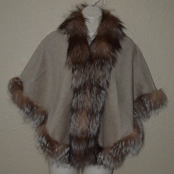 NWT $560 Belle Fare Oatmeal Tan Brown Fox Fur Trim Cape - Picture 1 of 6